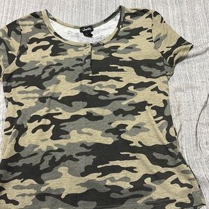 Jrs size medium camo top nwot